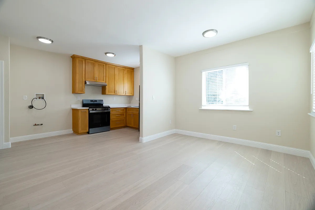 Building Photo - 985 Williams St #B