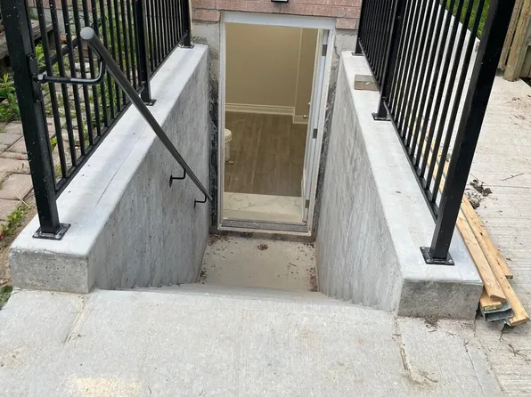 9 Annie Cres, Ajax, ON L1T 3X6