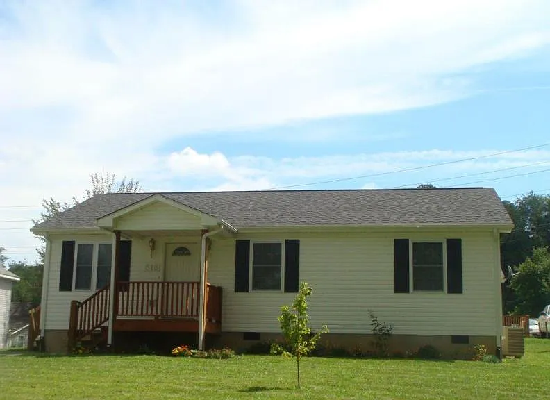Beautiful Three Bedroom Two Full Bathroom Home Available in Radford — Photo 2