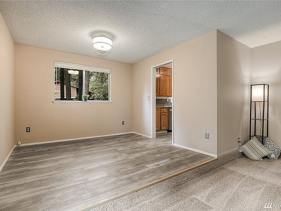 3rd image of 4739 Beverly Dr NE