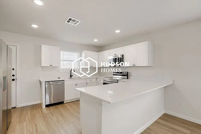 3 bed, 2.5 bath, 1970 sqft, $1,649 — Photo 3