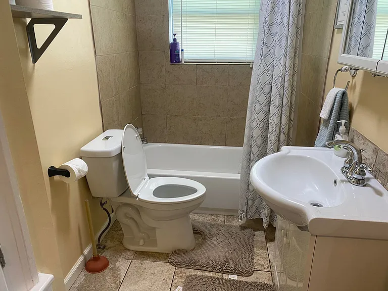 160 E Darby St — Photo 19