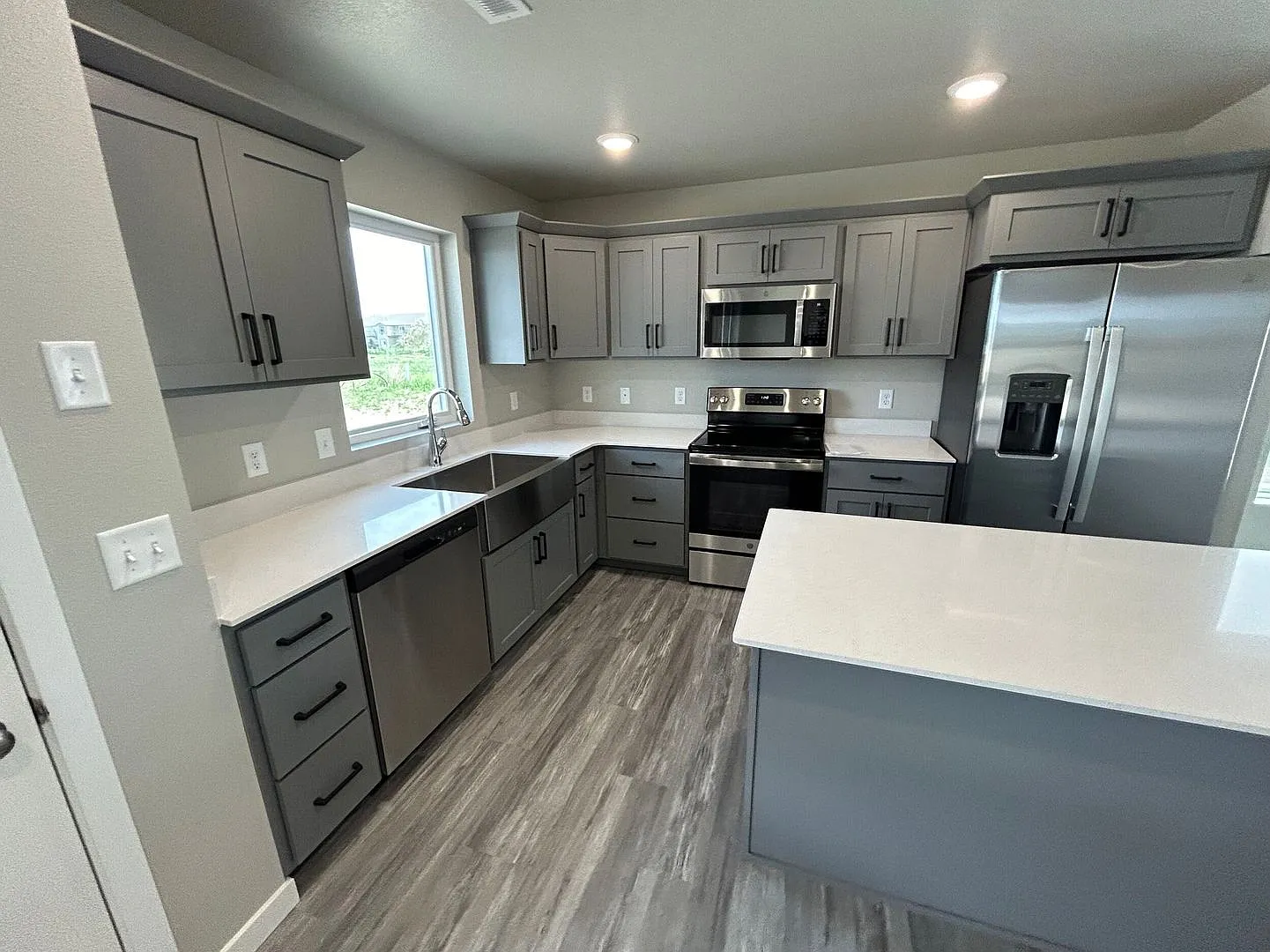 Exquisite 3-Bedroom Home with Modern Elegance and a Great Location!! — Photo 1