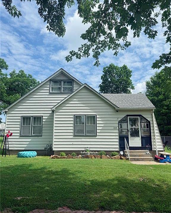 1st image of 704 W 2nd St