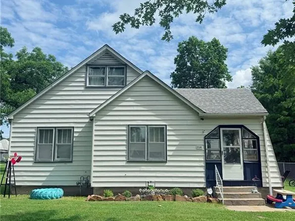 704 W 2nd St, Coffeyville, KS 67337