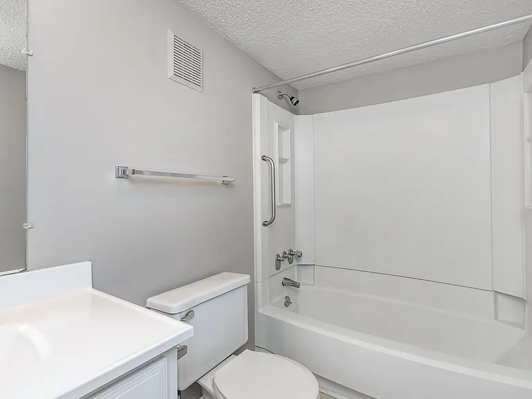 Hickory View Apartments — Photo 26