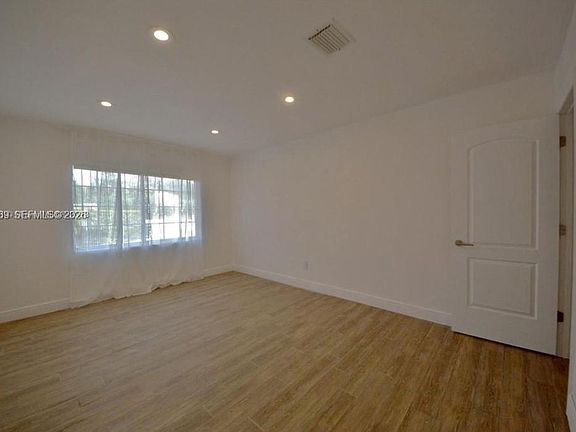 5th image of 510 Bird Rd