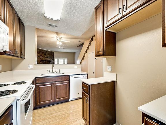 5th image of 637 Carriagehouse Ln APT 2