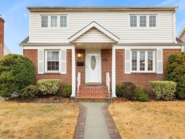212 Colonial Avenue, Williston Park, NY 11596