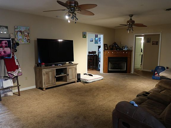 4th image of 552 Airport Ave