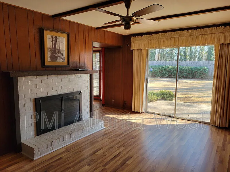 3 bed, 2.0 bath, 1665 sqft, $1,900 — Photo 2