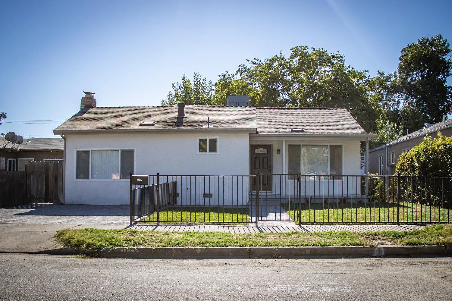 1135 N Pilgrim St photo 1