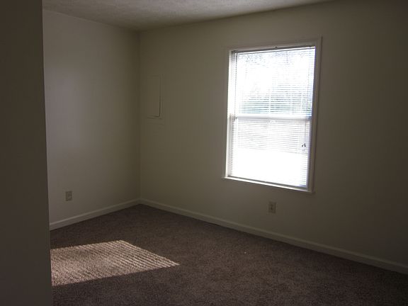 5th image of 412-414 Laurel Ln