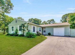 140 Pauls Path, Coram, NY 11727