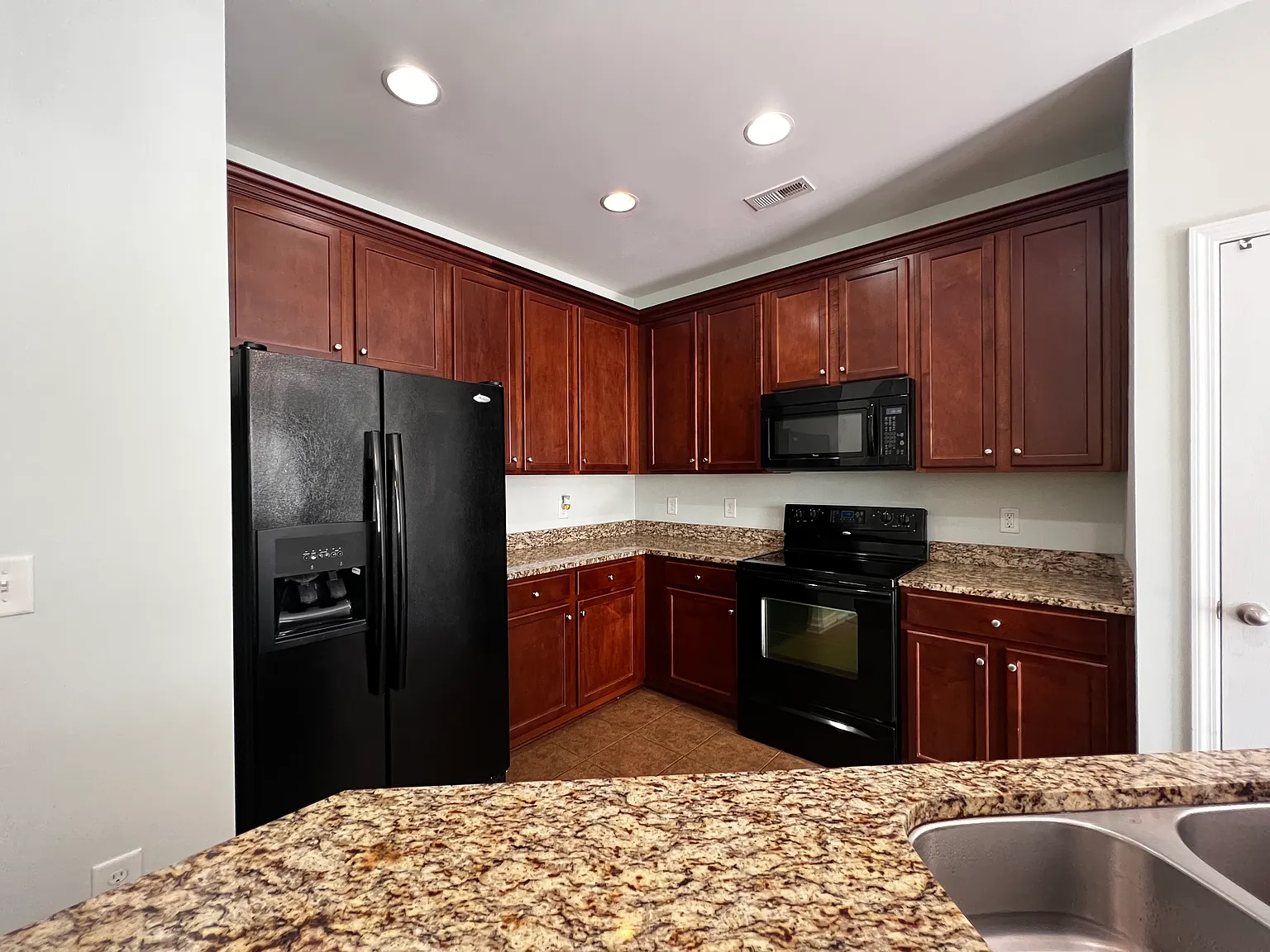 3 bed, 2.5 bath, 1416 sqft, $1,795 — Photo 2