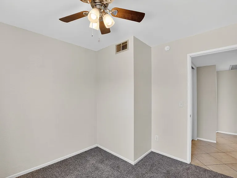 517 W Duke Dr — Photo 9