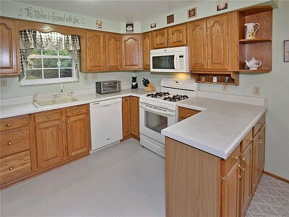 3rd image of 137 Saint Rose Pl