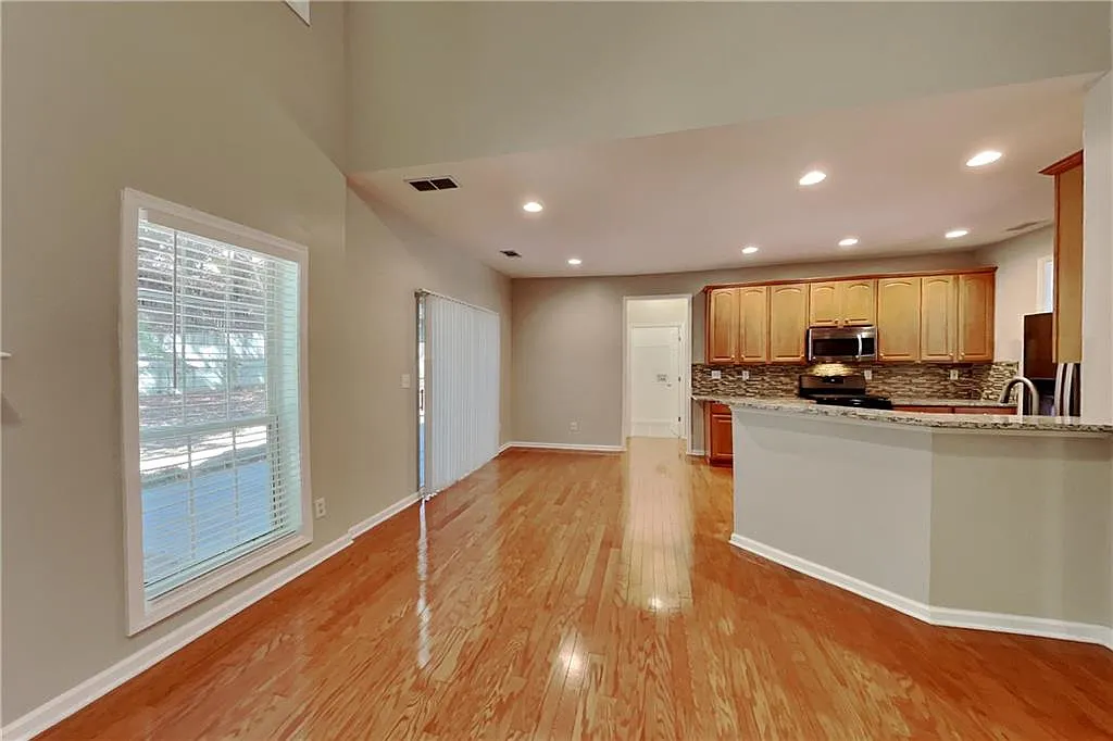 3 bed, 2.5 bath, 2305 sqft, $2,675 — Photo 2