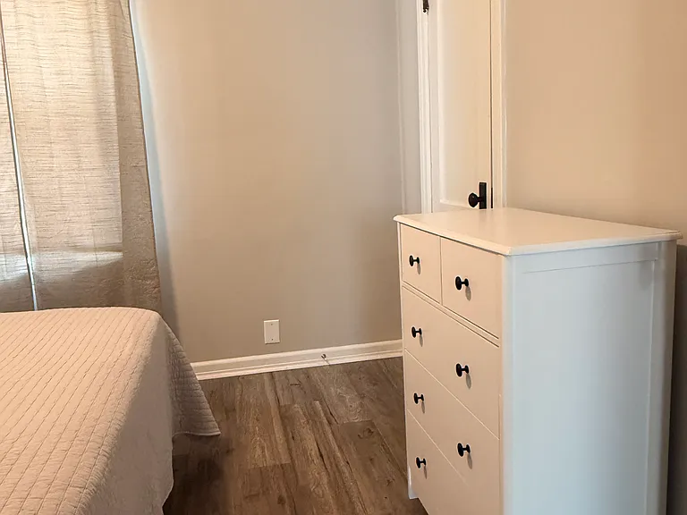 Queen Bed, Bedroom 1