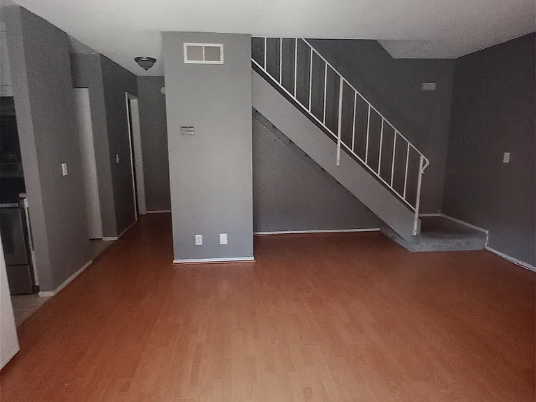 E Newmark Ave — Photo 6