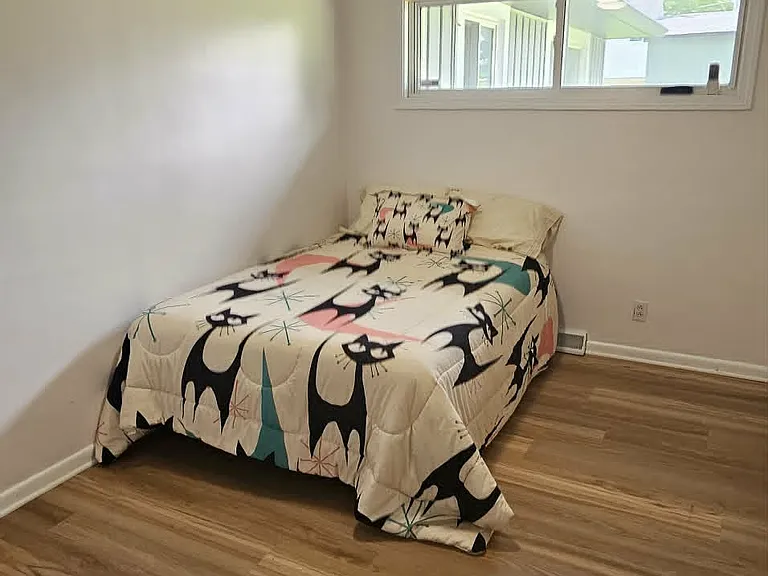1074 Lakeshore Dr W — Photo 14