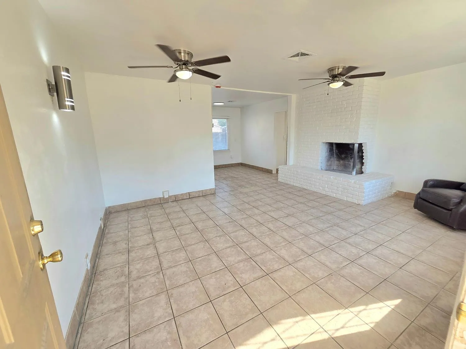 3 bed, 1000 sqft, $2,100 — Photo 3