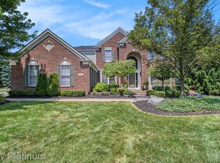 6421 Country Ridge Dr, Troy, MI 48098