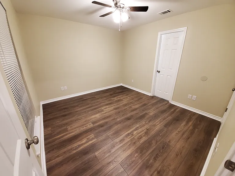 1604 Medina Dr — Photo 13