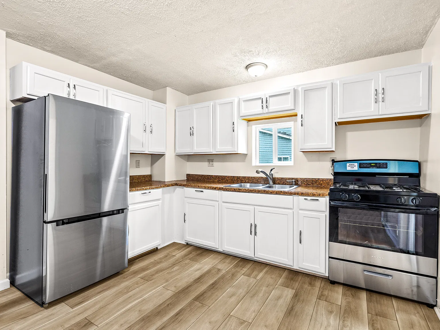 3 bed, 1.5 bath, 1740 sqft, $2,000 — Photo 1