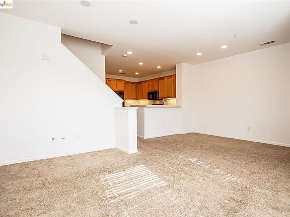 5th image of 212 Carmel St