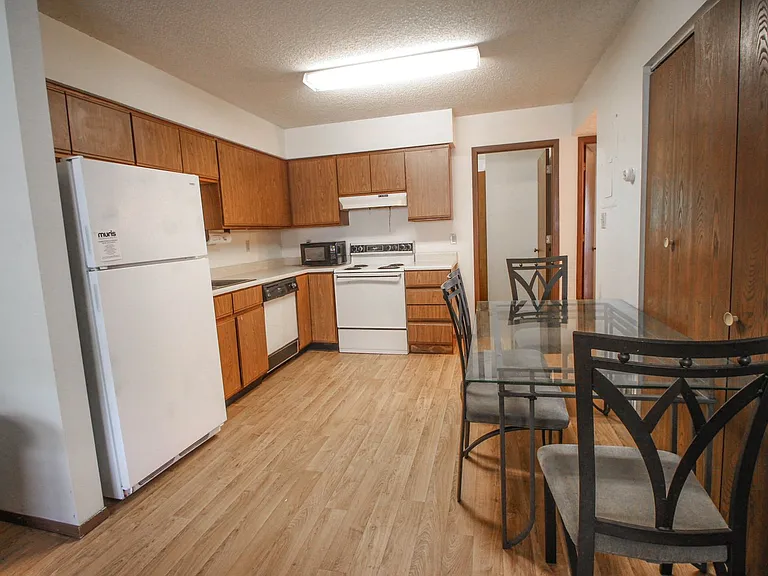 506 W Elm St — Photo 3