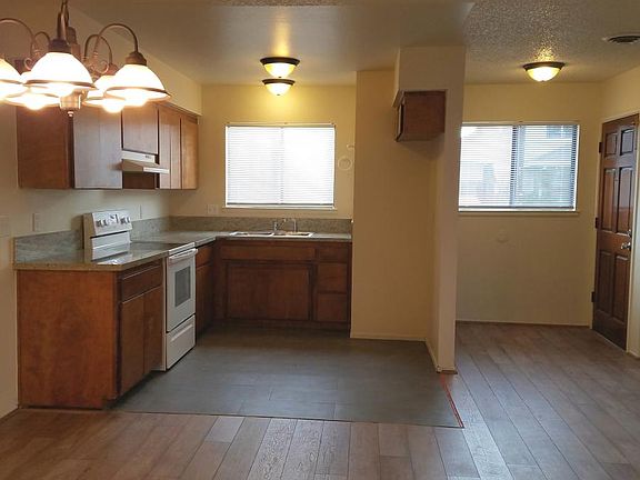 3rd image of 618 Elm St APT 1