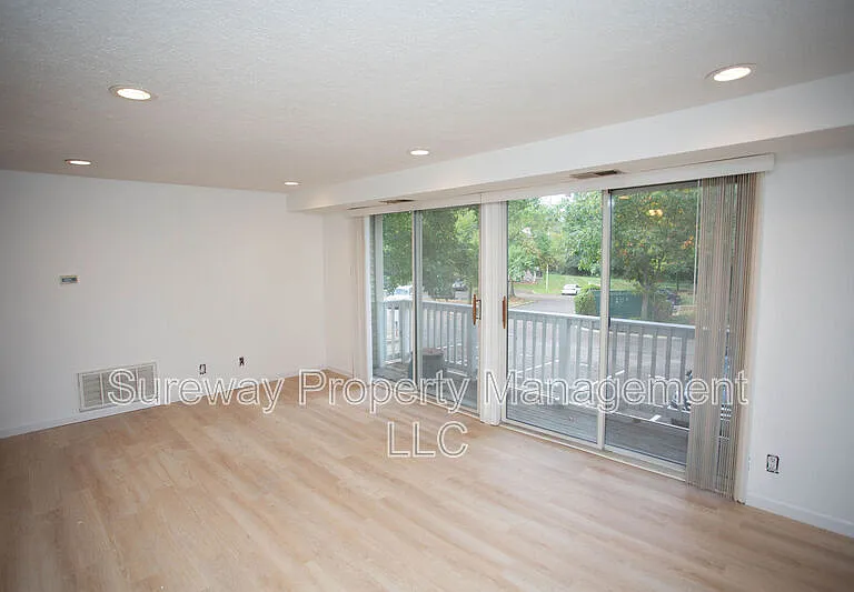 142 Kenwood Dr — Photo 2