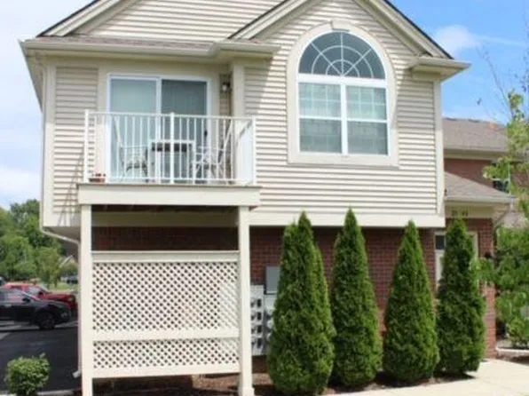 28248 S Pointe Ln, Chesterfield, MI 48051
