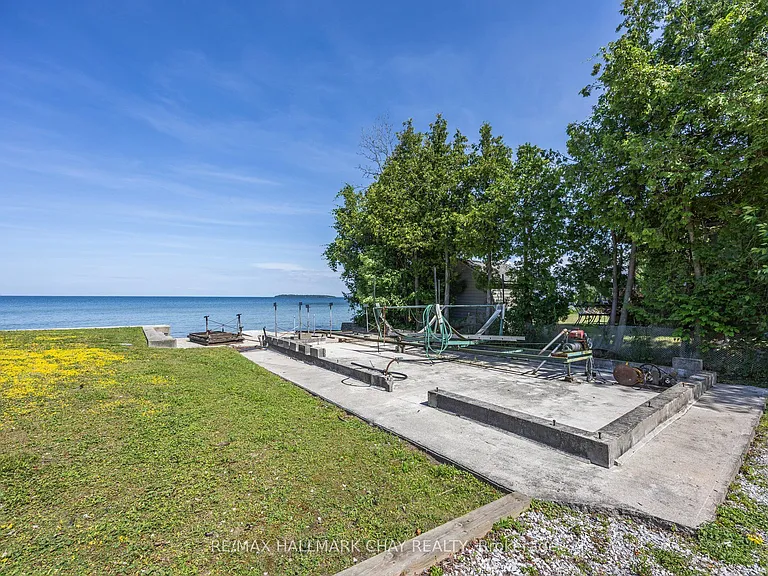 2653 Leonard St — Photo 42