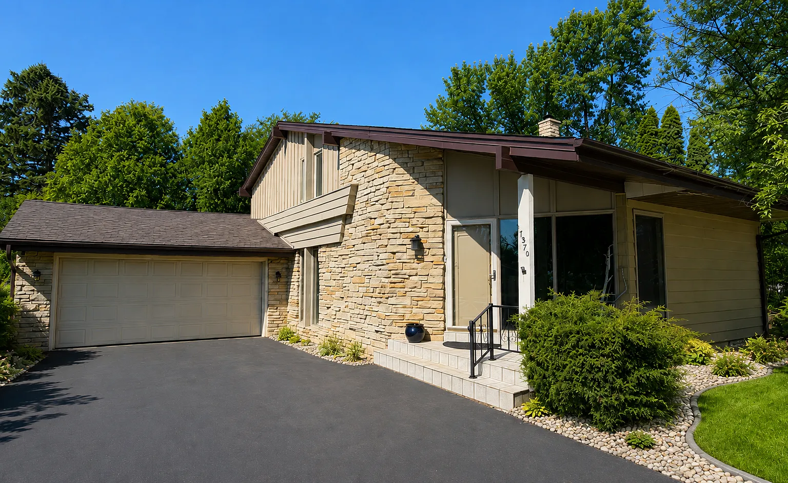 4 bed, 2200 sqft, $3,200 — Photo 1