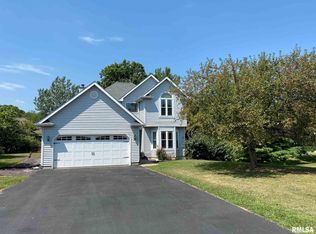 17445 Woodland Lakes Dr, Petersburg, IL 62675