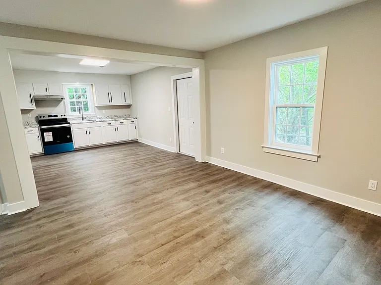 110 E Dewey St — Photo 14