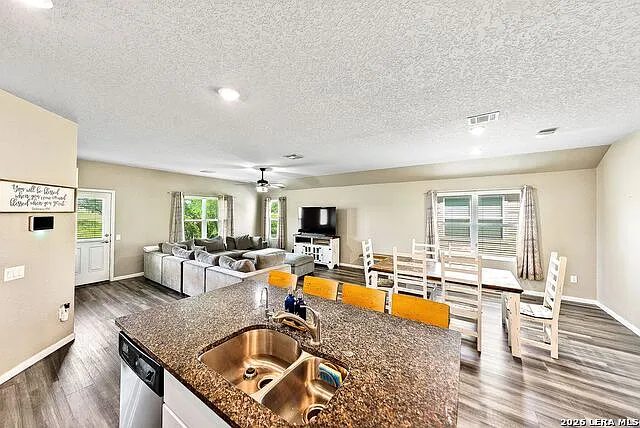 3 bed, 2.0 bath, 1968 sqft, $2,100 — Photo 4