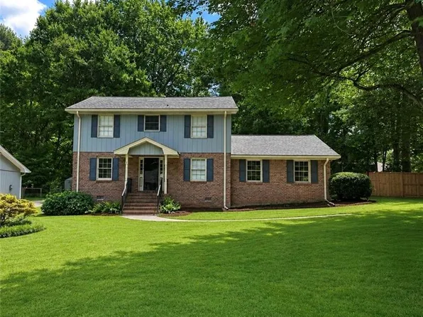 4056 White Oak Ln SW, Lilburn, GA 30047