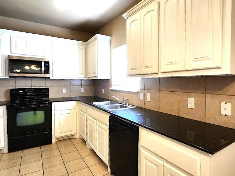 13705 & 13707 Oxford Dr — Photo 15