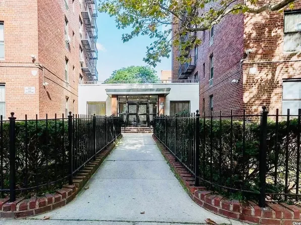 141-05 Pershing Crescent image 1 of 19