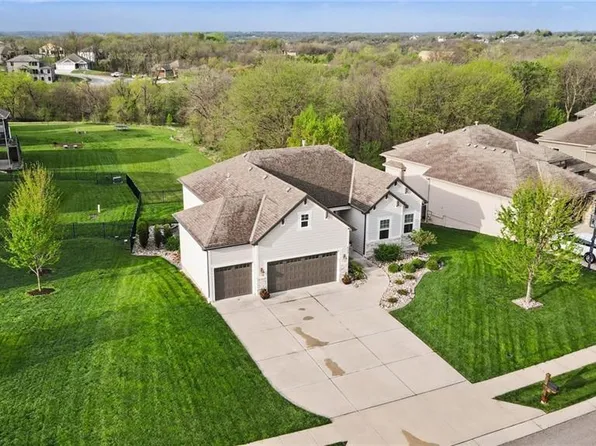 603 Rock Bridge Ct, Smithville, MO 64089