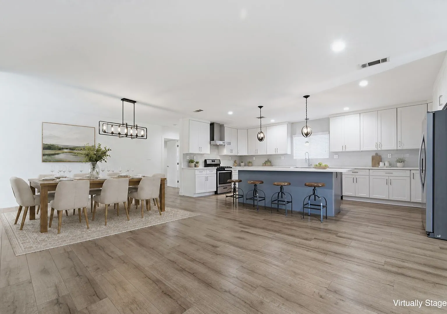 Modern Gated Retreat on a Private Lot. — Photo 3