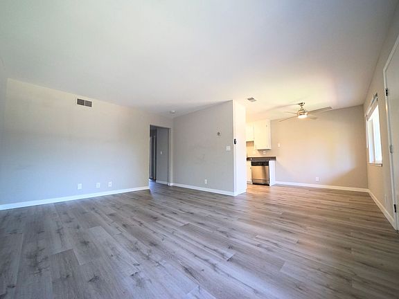 3rd image of 1536 Oxford St #20