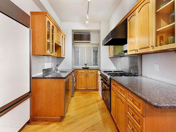 5th image of 329 W 77th St #7B