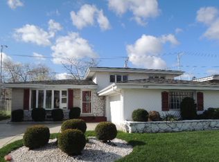 9041 Meadowview Dr, Hickory Hills, IL