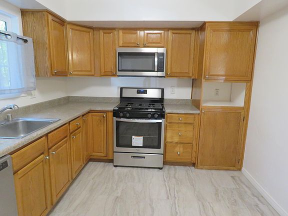 2nd image of 1599 N Raymond Ave Unit 1