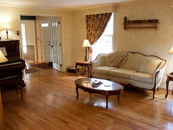 5th image of 2414 S Timberlane Dr