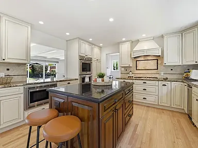 2140 Carmelita Ave — Photo 12